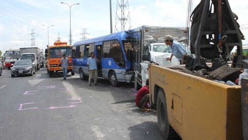 TP.HCM: Xe khách gây tai nạn liên hoàn, 6 xe ô tô hư hỏng - ảnh 1