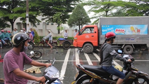 Chạy lấn làn, 2 người thương vong - ảnh 2