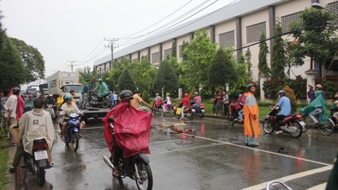 Chạy lấn làn, 2 người thương vong - ảnh 1