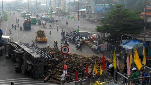 Lật xe tải gần cổng khu du lịch Suối Tiên - ảnh 1