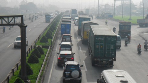 Lật xe tải gần cổng khu du lịch Suối Tiên - ảnh 3