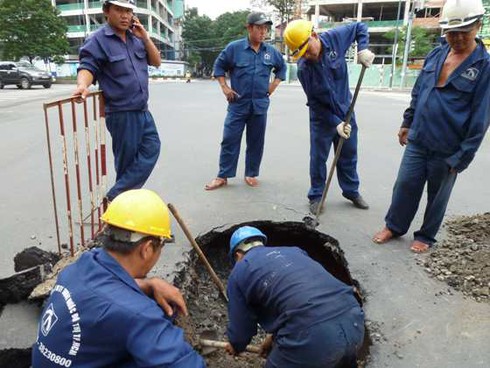 Cận cảnh “hố tử thần” xuất hiện ngay trung tâm quận 1 - ảnh 2