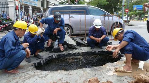 Cận cảnh “hố tử thần” xuất hiện ngay trung tâm quận 1 - ảnh 1