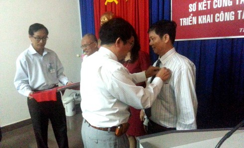 Trao kỷ niệm chương cho cán bộ cơ quan đại diện Bộ TT-TT tại TP.HCM - ảnh 1