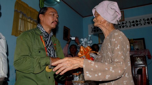 Người nghệ sĩ và chuyến xuyên Việt thăm Mẹ Việt Nam anh hùng - ảnh 2