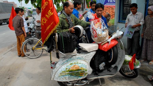 Người nghệ sĩ và chuyến xuyên Việt thăm Mẹ Việt Nam anh hùng - ảnh 1