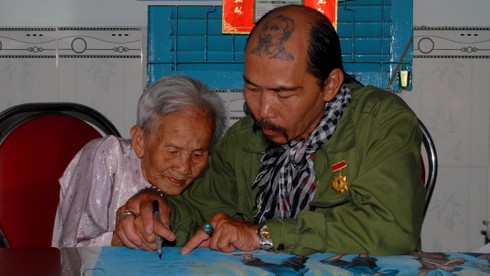 Người nghệ sĩ và chuyến xuyên Việt thăm Mẹ Việt Nam anh hùng - ảnh 3