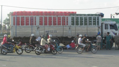 Bất lực nhìn chị gái tử vong dưới bánh xe - ảnh 1