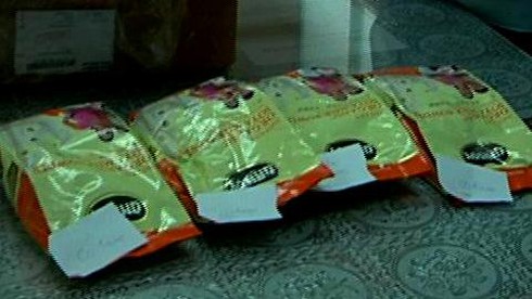 Gửi quà biếu... 12 cân tiền chất ma túy đá trong sữa, mỹ phẩm - ảnh 2