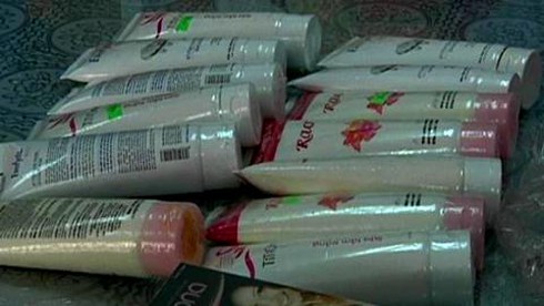 Gửi quà biếu... 12 cân tiền chất ma túy đá trong sữa, mỹ phẩm - ảnh 1