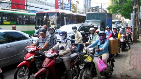 Xe tải mất phanh ngay ngã tư đông người - ảnh 4