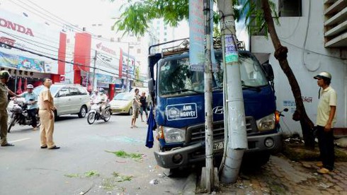 Xe tải mất phanh ngay ngã tư đông người - ảnh 1