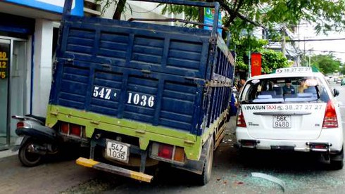 Xe tải mất phanh ngay ngã tư đông người - ảnh 2
