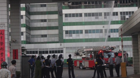 TP. HCM: Chùm ảnh công ty da giày đang cháy lớn - ảnh 5