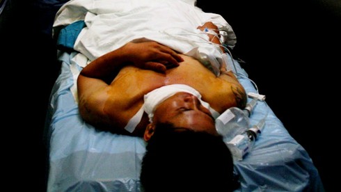 Bị kẻ lạ mặt cắt cổ khi đang chờ con - ảnh 1