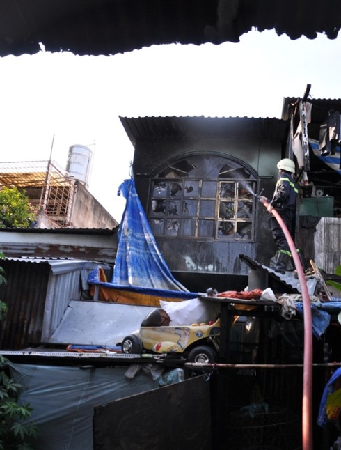 TP.HCM: Cháy lớn gần chợ Bình Tây, một căn nhà bị thiêu rụi - ảnh 2