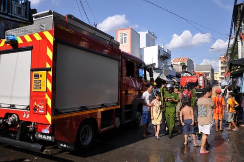 TP.HCM: Cháy lớn gần chợ Bình Tây, một căn nhà bị thiêu rụi - ảnh 1