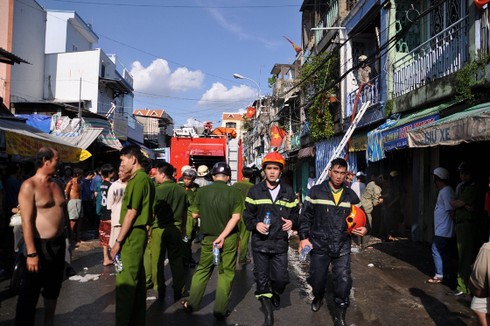 TP.HCM: Cháy lớn gần chợ Bình Tây, một căn nhà bị thiêu rụi - ảnh 4