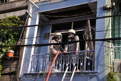 TP.HCM: Cháy lớn gần chợ Bình Tây, một căn nhà bị thiêu rụi - ảnh 3