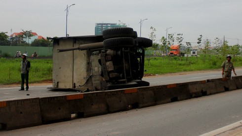 Xe container lao vào dải phân cách, lửa bùng phát dưới gầm - ảnh 2