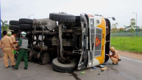 Xe container lao vào dải phân cách, lửa bùng phát dưới gầm - ảnh 1