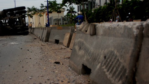 Xe container lao vào dải phân cách, lửa bùng phát dưới gầm - ảnh 3