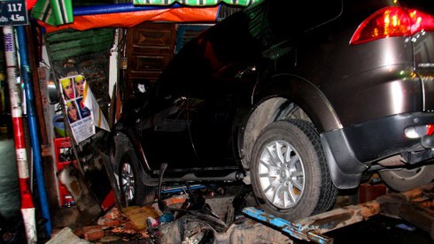 Ngồi hóng mát trước nhà, bị ô tô tông tử vong - ảnh 1