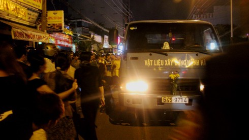 Cãi nhau khi ăn nhậu, một người lao vào gầm xe tải - ảnh 1