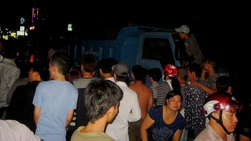 Cãi nhau khi ăn nhậu, một người lao vào gầm xe tải - ảnh 2