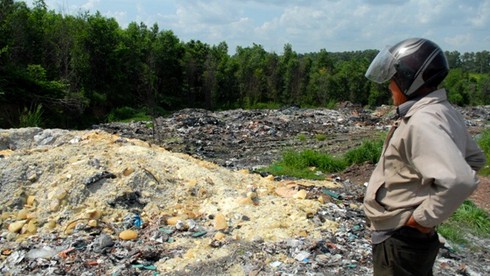 Bãi rác khổng lồ tồn tại 10 năm: Người dân ngắc ngoải sống - ảnh 1