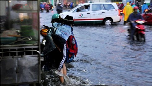 Ô tô, xe máy tiếp tục