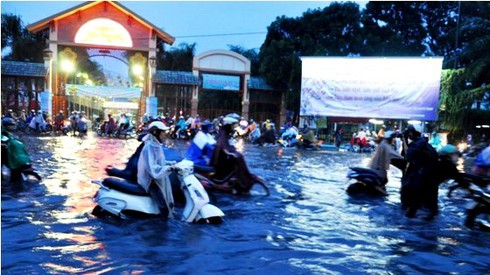 Ô tô, xe máy tiếp tục