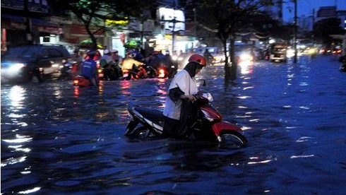 Ô tô, xe máy tiếp tục