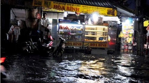 Ô tô, xe máy tiếp tục