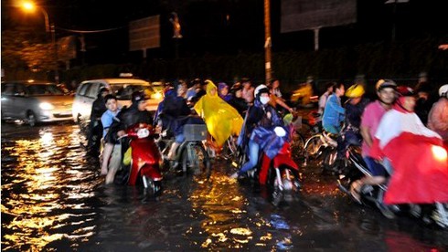 Ô tô, xe máy tiếp tục