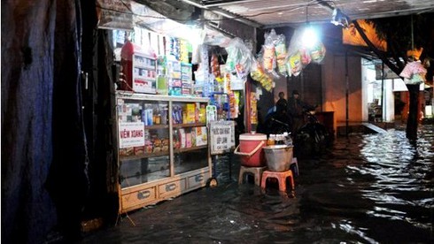 Ô tô, xe máy tiếp tục