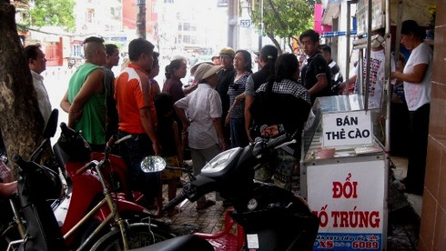 Tạt axit giữa Sài Gòn, 8 người bị thương - ảnh 1