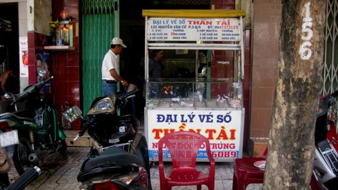 Tạt axit giữa Sài Gòn, 8 người bị thương - ảnh 4