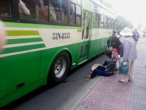 Xe buýt cán dập chân cụ già đang bế cháu nhỏ - ảnh 1
