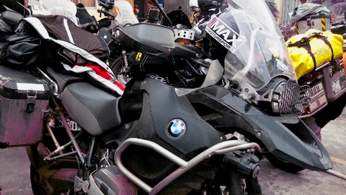 Giữ dàn mô tô “khủng” do người nước ngoài điều khiển - ảnh 4