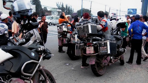 Giữ dàn mô tô “khủng” do người nước ngoài điều khiển - ảnh 7