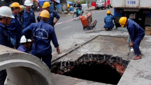 TP.HCM: Hình ảnh hố tử thần sâu hun hút giữa đường - ảnh 2