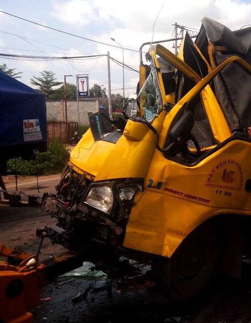 Tai nạn liên hoàn, phụ xe bị kẹt tử vong trong cabin - ảnh 1