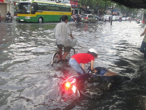 TP.HCM: Mưa ngập, xe máy, vật dụng bị cuốn trôi - ảnh 1