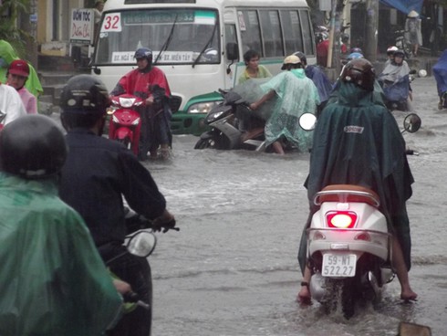 TP.HCM: Mưa ngập, xe máy, vật dụng bị cuốn trôi - ảnh 2