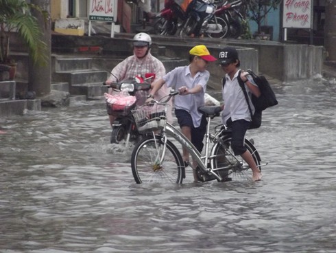 TP.HCM: Mưa ngập, xe máy, vật dụng bị cuốn trôi - ảnh 3