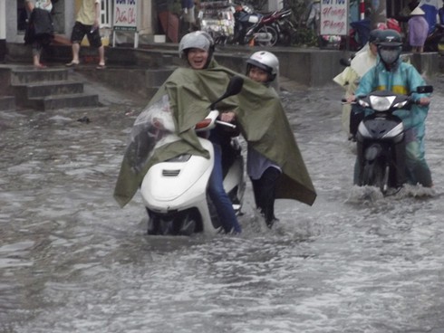 TP.HCM: Mưa ngập, xe máy, vật dụng bị cuốn trôi - ảnh 4