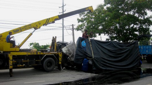 Tai nạn liên hoàn, xe tải chở dầu cá lật giữa xa lộ - ảnh 2