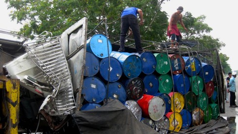 Tai nạn liên hoàn, xe tải chở dầu cá lật giữa xa lộ - ảnh 1