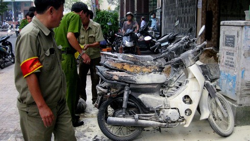 TP.HCM: Một phụ nữ đổ xăng đốt 5 xe máy giữa ban ngày - ảnh 1